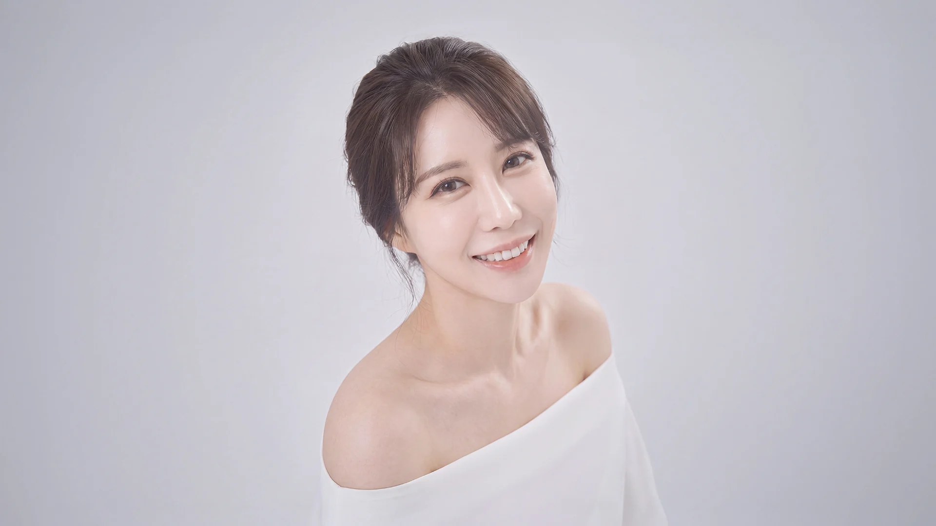 안면거상 메인 비주얼, 자연스러운 얼굴 윤곽의 여성 초상